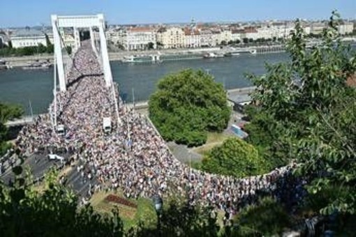 Budapest, sfila il Pride vietato da Orban: &quot;Siamo 200mila, il più grande di sempre&quot;