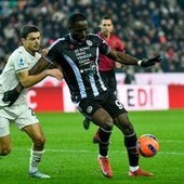 Davis tocca di braccio e segna, il Var convalida il gol: polemiche in Udinese-Lazio