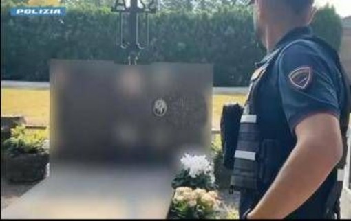 Treviglio, si accanisce contro lapide ex sindaco per una vicenda degli anni '60: denunciata 90enne