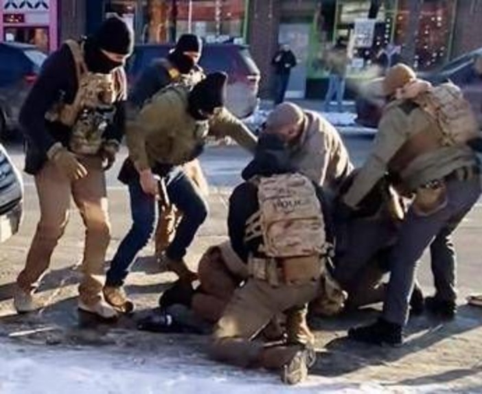 Minneapolis, Pretti ucciso dagli agenti: i video e la pistola, inchiesta e tensioni Minneapolis, Pretti ucciso dagli agenti: i video e la pistola, inchiesta e tensioni