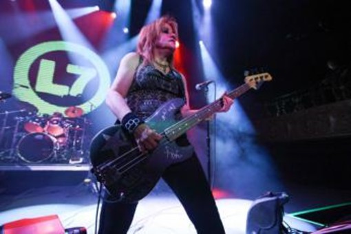 E' morta Jennifer Finch, la bassista delle L7 aveva 59 anni E' morta Jennifer Finch, la bassista delle L7 aveva 59 anni