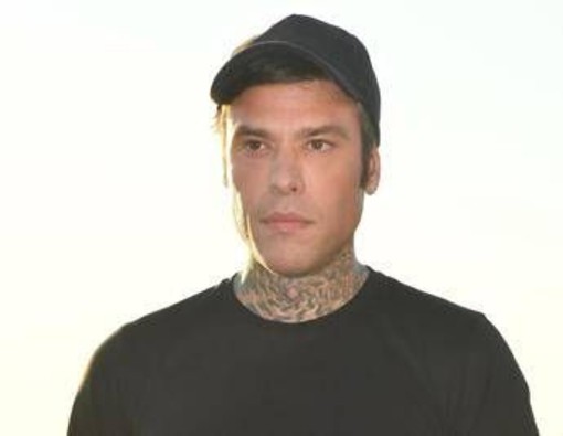 Fedez nei guai, la denuncia di due ragazzi: "Presi a pugni da un suo bodyguard per un selfie" Fedez nei guai, la denuncia di due ragazzi: "Presi a pugni da un suo bodyguard per un selfie"