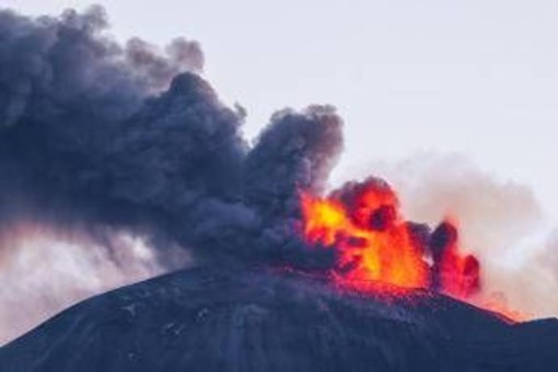 Etna in eruzione, nube di cenere alta 4 chilometri: allerta per il traffico aereo Etna in eruzione, nube di cenere alta 4 chilometri: allerta per il traffico aereo