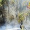 Incendio a Roma ovest, rogo di sterpaglie minaccia case e negozi