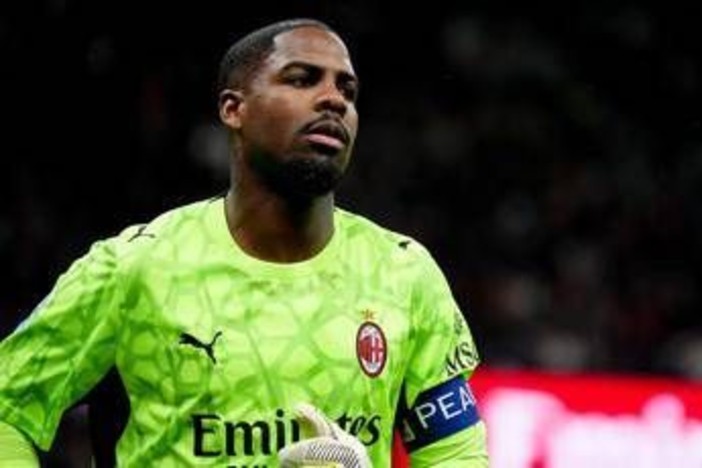 Milan, solidarietà a Maignan dopo gli insulti razzisti: "Condanniamo ogni forma di discriminazione" Milan, solidarietà a Maignan dopo gli insulti razzisti: "Condanniamo ogni forma di discriminazione"