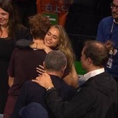 Sinner trionfa e Laila... lo abbraccia: la festa di Jannik dopo la vittoria delle Atp Finals Sinner trionfa e Laila... lo abbraccia: la festa di Jannik dopo la vittoria delle Atp Finals