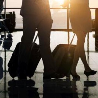 Perdono il volo, entrano in pista per salire sull'aereo: maximulta