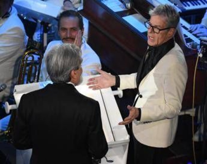 Vessicchio, il duello a colpi di bacchetta con Baglioni: ecco cosa accadde all'Ariston Vessicchio, il duello a colpi di bacchetta con Baglioni: ecco cosa accadde all'Ariston
