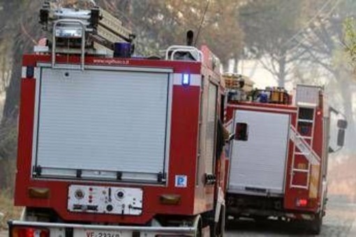 Nube tossica dopo incendio a Caivano, sospese attività nella zona Asi: "Obbligo di mascherina" Nube tossica dopo incendio a Caivano, sospese attività nella zona Asi: "Obbligo di mascherina"