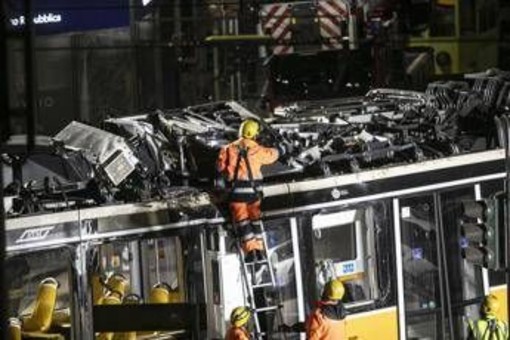 Tram deragliato a Milano, conducente indagato per disastro ferroviario
