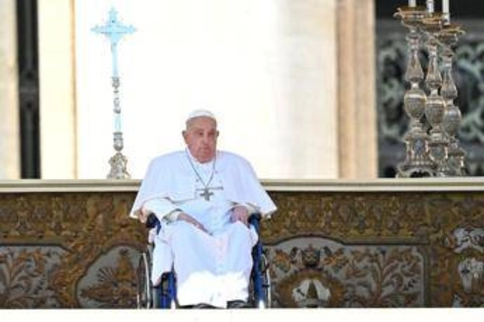 Papa Francesco, Vaticano: &quot;Convalescenza continua, infezione ancora presente in lieve riduzione&quot;