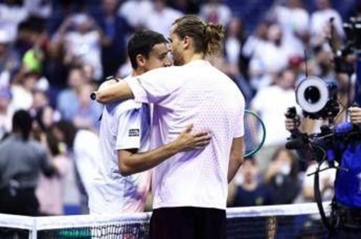 Zverev cade, Sonego lo aiuta a rialzarsi: fair play agli US Open Zverev cade, Sonego lo aiuta a rialzarsi: fair play agli US Open