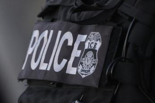 Sparatoria con agenti Ice nel Maine: uccisa una persona