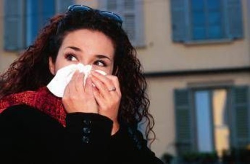 Raffreddore che non passa, cosa fare: esperto svela le cause dei sintomi infiniti