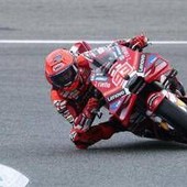 MotoGp, Marquez in pole nel Gp di Germania davanti a fratello Alex. Cade Bezzecchi