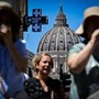 Caldo rovente sull'Italia, oggi allerta arancione in 14 città. Domani i primi 4 bollini rossi Caldo rovente sull'Italia, oggi allerta arancione in 14 città. Domani i primi 4 bollini rossi