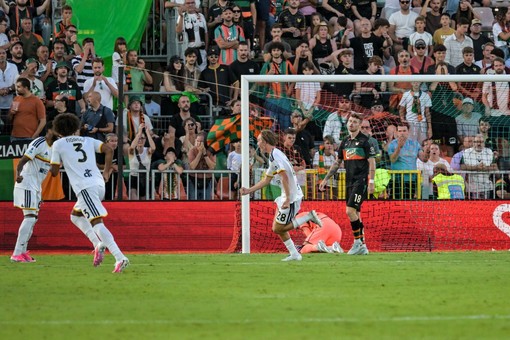 Buona la prima per il Lecce, battuto 2-0 il Venezia