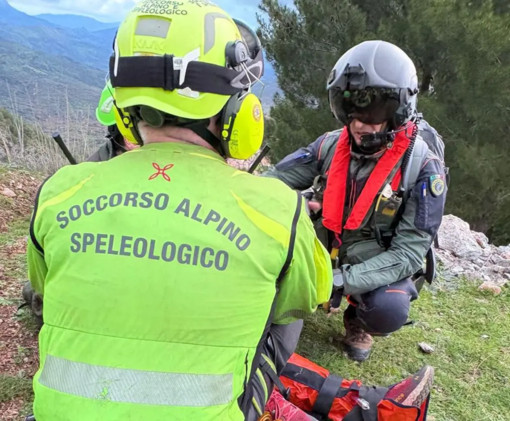 Salvato lo speleologo bloccato a 120 metri profondità nel cuneese Salvato lo speleologo bloccato a 120 metri profondità nel cuneese