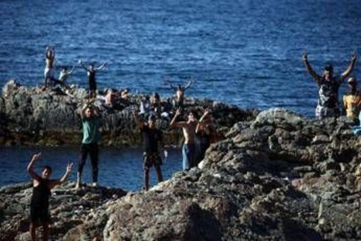 Migranti, Ue: "Controlli frontiera Italia-Spagna temporanei". Nuovo attacco di Madrid a Roma Migranti, Ue: "Controlli frontiera Italia-Spagna temporanei". Nuovo attacco di Madrid a Roma