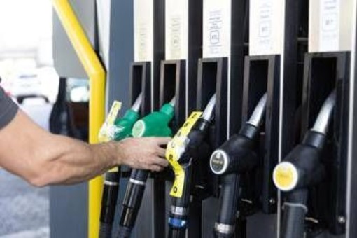 Caro carburanti, scatta il tetto ai prezzi: Eni e IP abbassano benzina e diesel