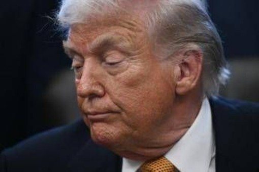 Trump: "Iran ha fermato uccisioni". Attacco a Teheran rimane opzione