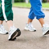 Camminare protegge il cuore e il cervello, non servono 10mila passi al giorno: lo studio Camminare protegge il cuore e il cervello, non servono 10mila passi al giorno: lo studio