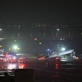 Incidente su pista all'aeroporto LaGuardia di New York, aereo in fase di atterraggio si scontra con un veicolo Incidente su pista all'aeroporto LaGuardia di New York, aereo in fase di atterraggio si scontra con un veicolo