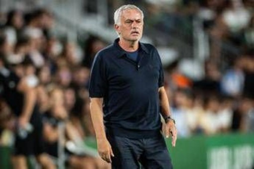 Mourinho show dopo il ko del Real: "C'erano due rossi" e mostra le foto in conferenza Mourinho show dopo il ko del Real: "C'erano due rossi" e mostra le foto in conferenza