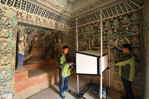 Cina, restauratori al lavoro per preservare le grotte di Mogao