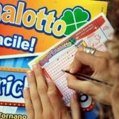 Vince 223 milioni al Superenalotto, la moglie separata non ci sta: "Metà sono i miei" Vince 223 milioni al Superenalotto, la moglie separata non ci sta: "Metà sono i miei"