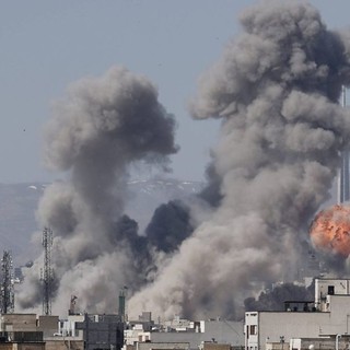 Serie di esplosioni a Teheran, Iran attacca forze curde nel Kurdistan