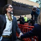Processo a Russell Brand, la terza accusatrice in aula: "Ho chiuso gli occhi e ho cercato di non essere lì"
