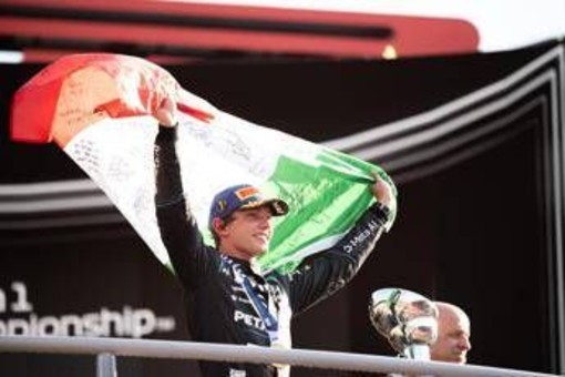Antonelli, trionfo nel Gp di Monza e lacrime: "Non so cosa ho fatto". I tifosi: "Adesso vinci il Mondiale"