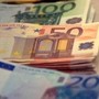 Senzatetto trova 4mila euro in una valigetta e... li distribuisce ai passanti Senzatetto trova 4mila euro in una valigetta e... li distribuisce ai passanti