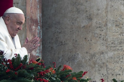 Il Papa a sorpresa in piazza San Pietro “Buona Settimana Santa”