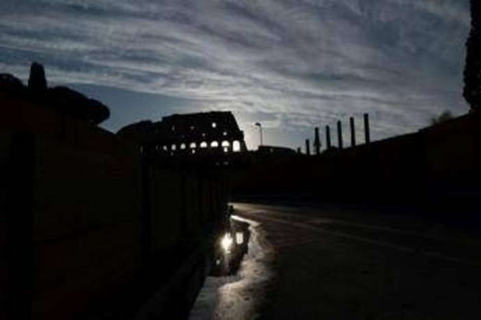 Roma, nella notte incidente al Colosseo: muore operaio di 22 anni Roma, nella notte incidente al Colosseo: muore operaio di 22 anni