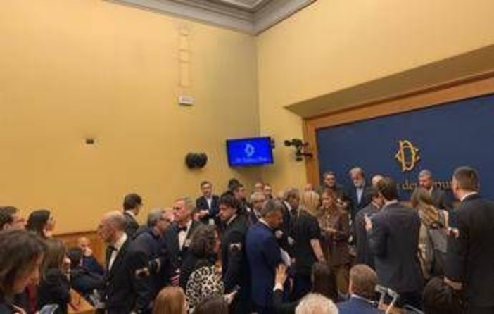 Convegno remigrazione alla Camera, opposizioni occupano sala stampa e cantano Bella Ciao