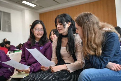 Cina, studenti italiani a Chongqing con un programma di scambio culturale Cina, studenti italiani a Chongqing con un programma di scambio culturale