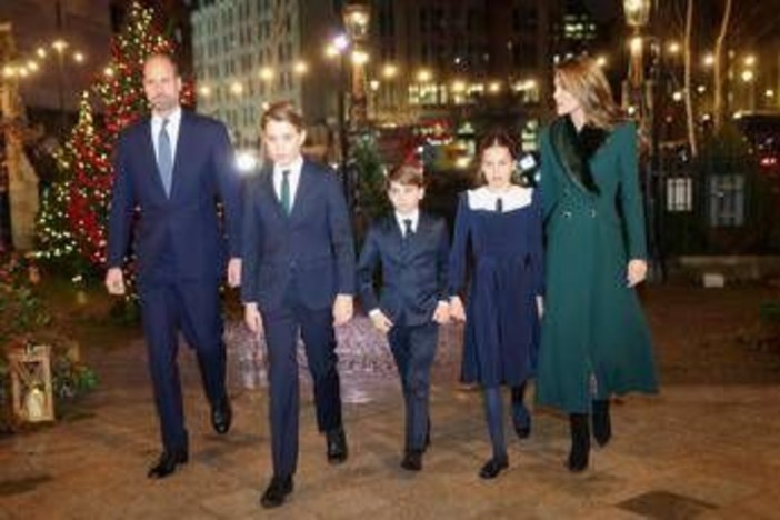 Kate e William condividono una nuova foto di famiglia, lo scatto per gli auguri di Natale Kate e William condividono una nuova foto di famiglia, lo scatto per gli auguri di Natale