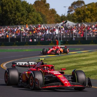 Doppietta Ferrari in Australia, vince Sainz davanti a Leclerc