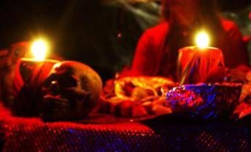 Rubano due teschi al cimitero per farne paralumi. Lo psichiatra: &quot;Antisociali con feticismo per la morte&quot;