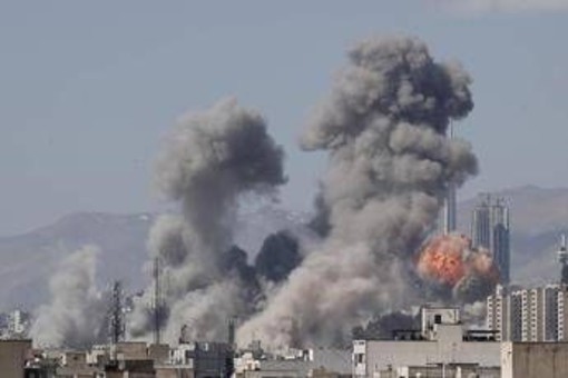 Iran, attacco Usa entra in fase 2: "Colpiremo ovunque, Teheran senza chance" Iran, attacco Usa entra in fase 2: "Colpiremo ovunque, Teheran senza chance"