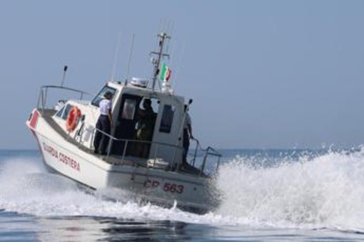 Savona, coppia in difficoltà in acqua ad Andora: bagnino si tuffa per salvarli, ma muore insieme all'uomo