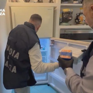 Droga nel frigo e sotto i cuscini, sequestrati 30 kg di stupefacenti nel pontino