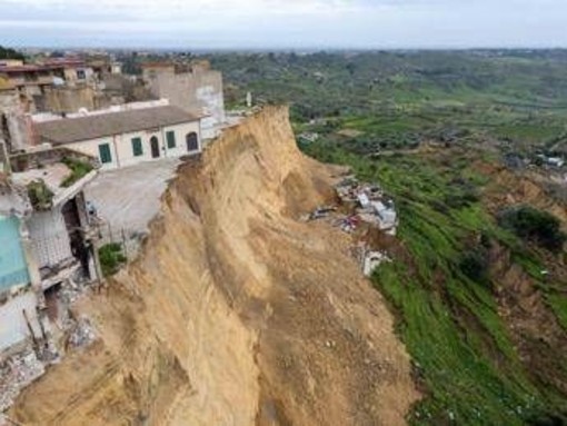 Frana Niscemi, sindaco agli abitanti: "Rispettate i divieti di accesso nella zona rossa"