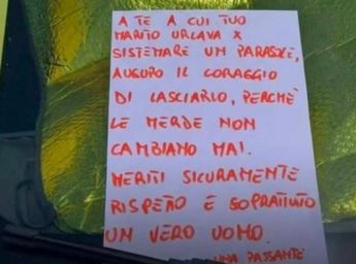 "Tuo marito urla, lascialo": il messaggio sul parabrezza diventa un caso web "Tuo marito urla, lascialo": il messaggio sul parabrezza diventa un caso web