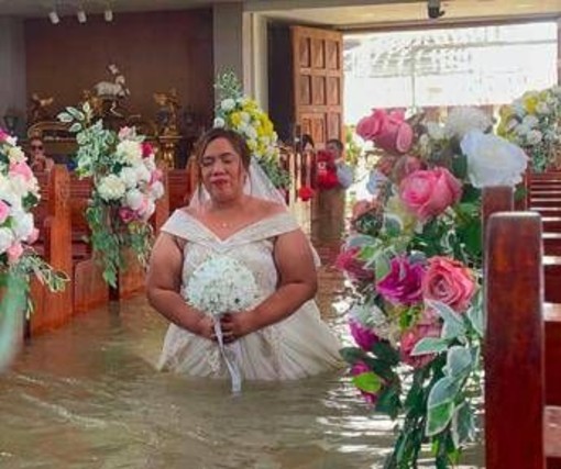 La chiesa è allagata ma il matrimonio 's'ha da fare'