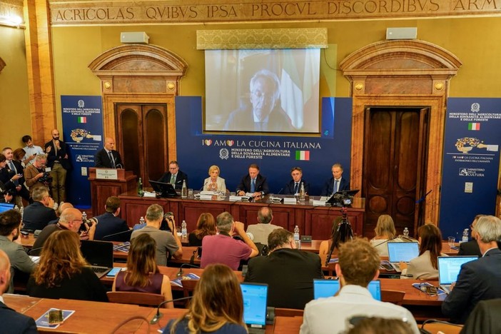 Al via la nuova edizione della “Carta Dedicata a Te”, 1000 euro per le famiglie Al via la nuova edizione della “Carta Dedicata a Te”, 1000 euro per le famiglie