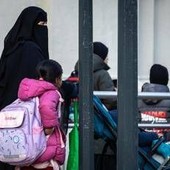 Stop a burqa e niqab a scuola, tetto del 30% agli stranieri in classe: il governo stringe sul dl, oggi in Cdm