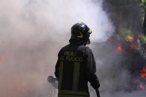 Roma, incendio a Tor di Valle: chiuso tratto della via del Mare verso Ostia. Deviazioni e lunghe code Roma, incendio a Tor di Valle: chiuso tratto della via del Mare verso Ostia. Deviazioni e lunghe code